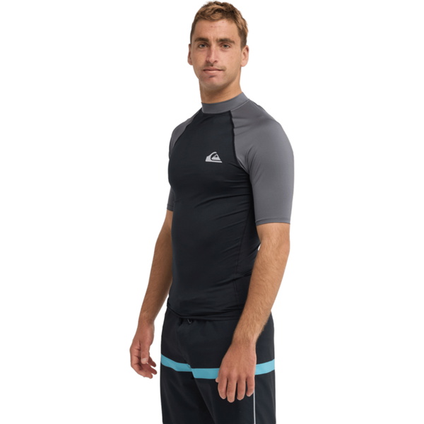 2026 Quiksilver M&auml;nner Everyday UPF50 Kurzarm-Lycra-Weste AQYWR03130 - Black / Iron Gate